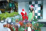 Pooja Chopra spends Christmas with children at Tata Docomo store in Bandra on 24th Dec 2009 (32).JPG